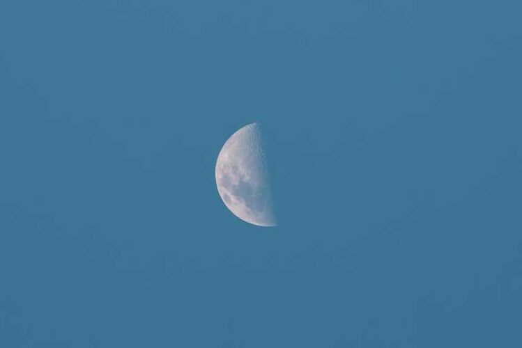 Lua Crescente no céu azul