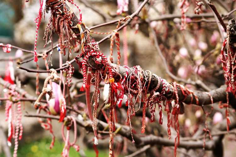 Martenitsis pendurados em Arvores para Baba Marta