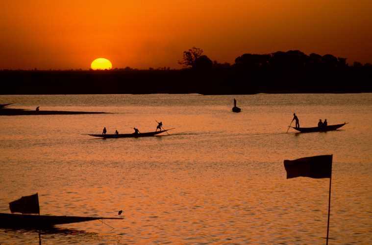 Pôr do Sol no Rio Niger